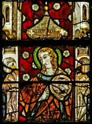 Fenster mit Darstellung eines Heiligen (wahrscheinlich Johannes) und musizierenden Engeln in den Seitenschäften